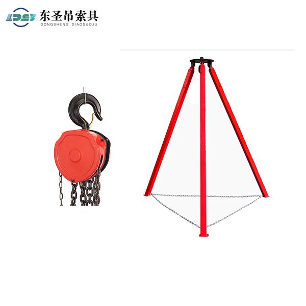 起重三腳架配合手拉葫蘆進行管道的清理工作